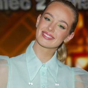 Wiktoria Gąsiewska z humorem: "[...] poprosił mnie o rękę". Aktorka na zdjęciach z planu [FOTO]