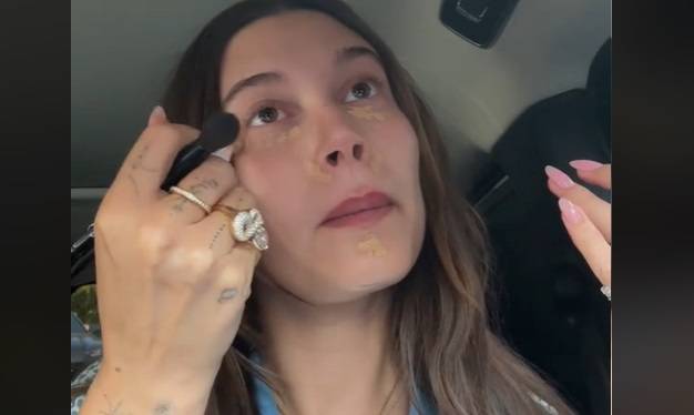 Jak zrobić aperol spritz make up? Hailey Bieber poleca. Jeden kosmetyk jest kluczowy!