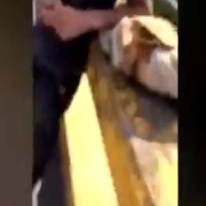 Zrzucili 19-latka z mostu. Makabryczne nagranie opublikowano na TikToku... [WIDEO]                          