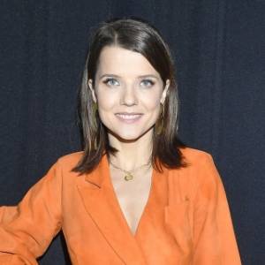 Krwista czerwień, dekolt i wcięcia! Joanna Jabłczyńska pochwaliła się efektami najnowszej sesji zdjęciowej [FOTO]