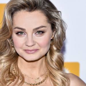 Małgorzata Socha w "pierzastej" kreacji. Dopasowana suknia to hit! "Przepiękna i zadziorna" - komplementują aktorkę internauci