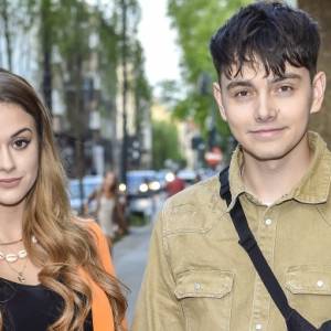 Sylwia Przybysz i Jan Dąbrowski na pierwszym wiosennym spacerze z córkami. W takich wózkach podróżują Pola i Nela! [ZDJĘCIE]