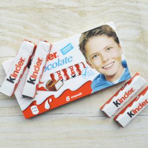 Przez 15 lat był "twarzą" czekoladek, wyrósł na prawdziwego przystojniaka! Jak dziś wygląda chłopiec z "Kinderków"?