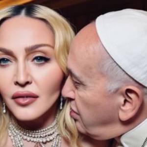 Papież Franciszek tuli się do Madonny. Wokalistka udostępniła kontrowersyjne grafiki 
