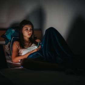 Lekarz ostrzega przed popularnym trendem. Dlatego „bedtime stacking” nie jest dobrym pomysłem