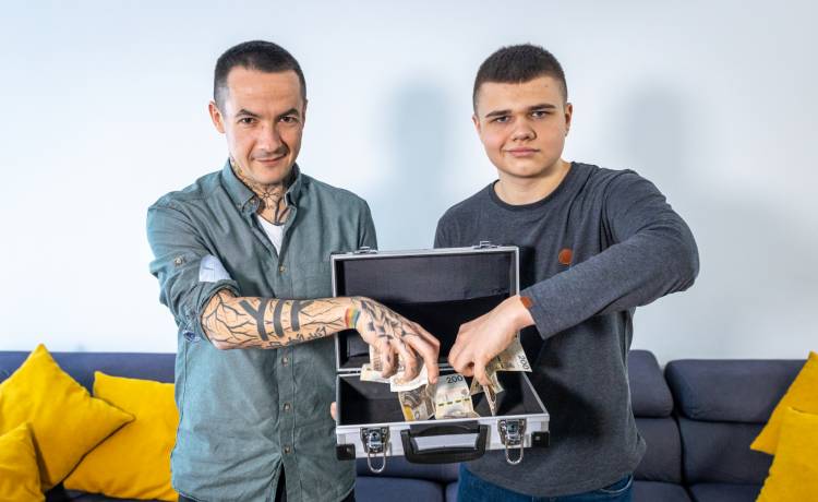 Przejął pieniądze rodziców i wyznaczył im kieszonkowe. Niewiarygodne, ile zaoszczędził