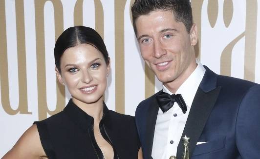 Anna Lewandowska czule przytula męża. Fani: "Ale cudny brzuszek"