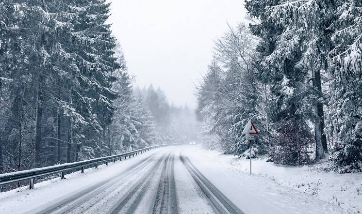 Kosili trawę po łydki w śniegu. „Zima znowu zaskoczyła” polskich drogowców!