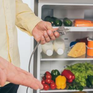 Polacy podłączają lodówkę do przedłużacza. To błąd!