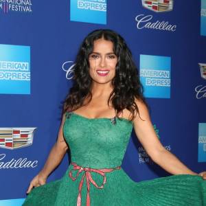 Naturalna Salma Hayek prosto z kąpieli. 55-latka rozpala zmysły fanów! [FOTO]