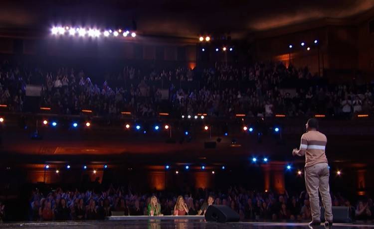 Zaśpiewał przed milionami, by uczcić pamięć zmarłego brata bliźniaka. Ludzie nie byli w stanie powstrzymać łez! [WIDEO]