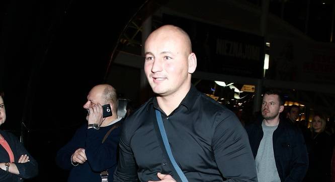Artur Szpilka wybrał się z psem na Śnieżkę. Zwoził ich GOPR