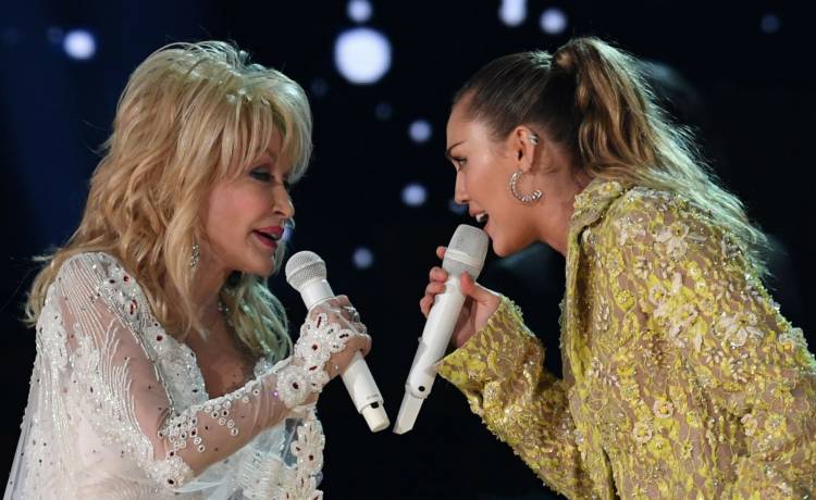 Dolly Parton i Miley Cyrus, fot. ROBYN BECK/AFP/East News