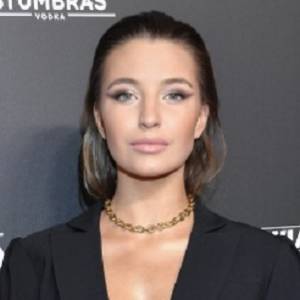 Głęboki dekolt i mocny makijaż. Julia Wieniawa w czerni zachwyca!                   