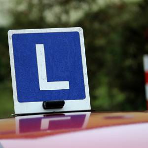 Zlekceważył opadające szlabany i utknął na przejeździe kolejowym. Zrobił to w trakcie egzaminu na prawo jazdy [WIDEO]