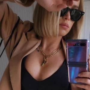 Maffashion eksponuje biust w obcisłej bluzce. "Top idealny do karmienia" – piszą fani, ale zwracają też uwagę na intrygujący drugi plan