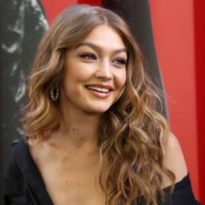Gigi Hadid uratowała pokaz Chanel. Podczas finału na wybieg wtargnęła kobieta                                        
