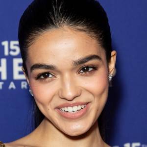 Rachel Zegler przesadziła? Jej kreacja niebezpiecznie zsuwa się z ciała [FOTO]                                                                 