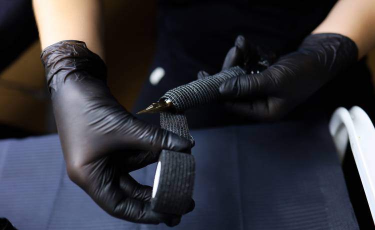 Pamiętacie kobietę z tatuażem gwiazdek na twarzy? Dziś usunęła wszystkie. Tak wygląda teraz [FOTO]