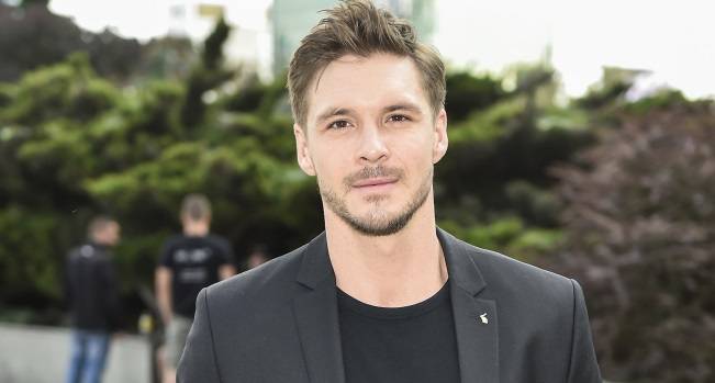 Mikołaj Roznerski z piękną aktorką. Pokazał zdjęcie z planu "M jak miłość". "Robi się interesująco"