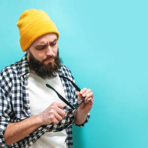 Masz dosyć smug i rys na okularach? Skuteczny sposób na czyszczenie szkieł