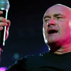 Phil Collins runął na scenę w czasie koncertu. Błyskawiczna reakcja obsługi technicznej [WIDEO]