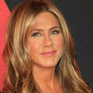 Kusząca Jennifer Aniston w sesji zdjęciowej na 51. urodziny! Wywiad z aktorką przeprowadziła Sandra Bullock
