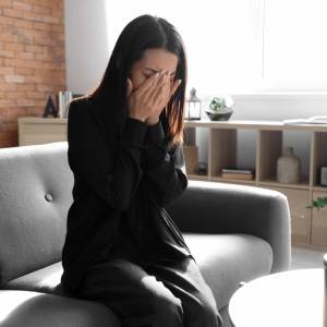 11 zwrotów, które mogą świadczyć o głębokim nieszczęściu. Psycholodzy ostrzegają: uważaj na te słowa