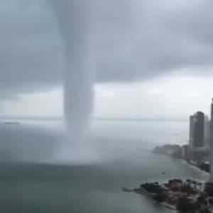 To cud, że nikt nie zginął! Potężna trąba wodna uderzyła w wybrzeże [WIDEO]