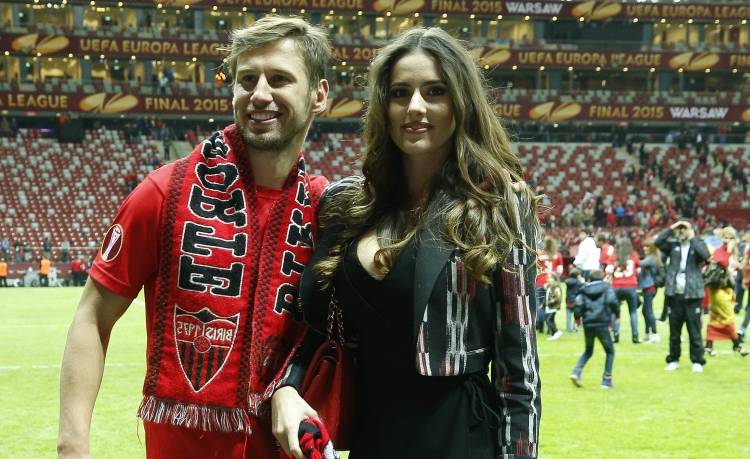 Célia Krychowiak niczym zmysłowy kameleon. Wcięcie niemal do pasa rozpala wyobraźnię. "Jesteś niesamowita" [FOTO]