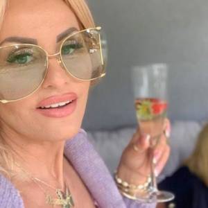 Conan Kaźmierski z piękną brunetką! Dagmara z "Królowych życia" zachwyca się przyjaciółką syna: "Śliczna, mądra i kochana"