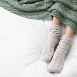 Psychologia tłumaczy, dlaczego ludzie śpią w skarpetkach