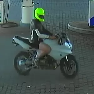 Zatankował paliwo i odjechał na motorze. Policja poszukuje sprawcy kradzieży [WIDEO]
