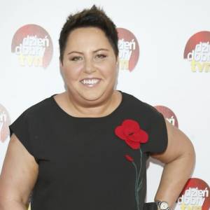 Dorota Wellman niemal nago. Dziennikarka zakrywa się jedynie kapeluszem. Odważny kadr z prowadzącą "Dzień Dobry TVN" tafił do sieci