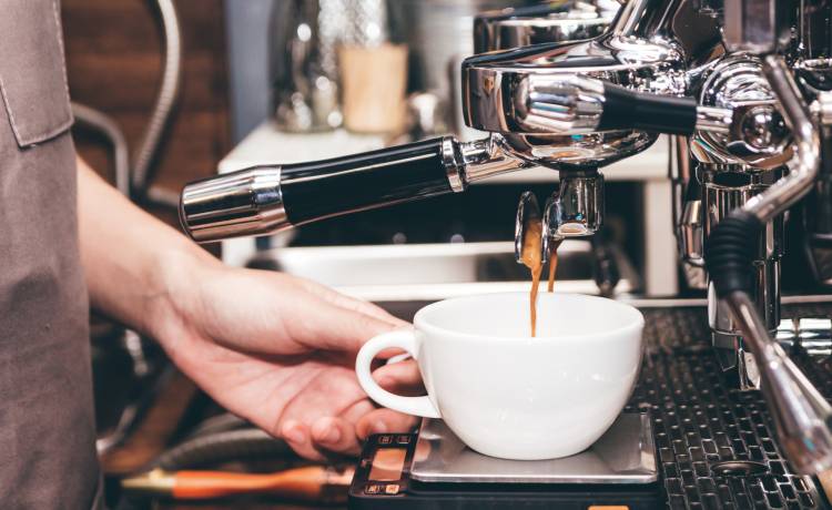 Pracownik kawiarni podejrzewał, że klientkę zaczepia mężczyzna. Pomógł jej w sprytny sposób [FOTO]