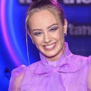 Wiktoria Gąsiewska pozdrawia z wakacji. Na opalone ciało założyła strój kąpielowy i tak pozowała do kamery! "Syrenka"