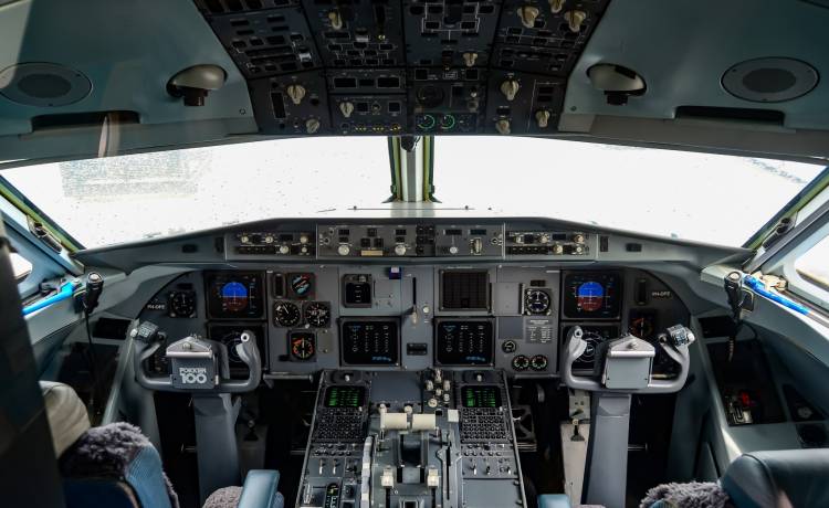 Wpuścił pasażerkę do kabiny pilotów. Dostał dożywotni zakaz latania                                                    