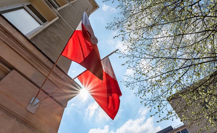 Jak prezentować flagę państwową? Kogo dotyczy obowiązek jej wywieszania?