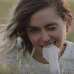 Miley Cyrus jest już gotowa na lato! Piosenkarka dodała odważne zdjęcie! 