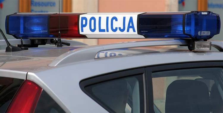 Nietrzeźwy 25-latek przejechał przez środek ronda, rozbił szybę i pojechał dalej. Miał absurdalne wytłumaczenie