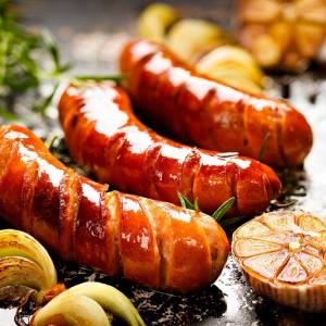 Idelne kiełbaski na majówkę! Wypróbuj chrupiący przepis! 