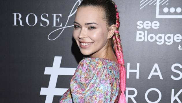 Sandra Kubicka rozpala sieć! Modelka pozuje w zsuwającym się z ciała szlafroku [FOTO]