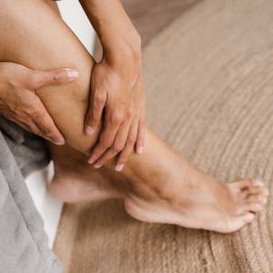 Opuchnięte ciało i wahania wagi? To objawy zatrzymania wody w organizmie