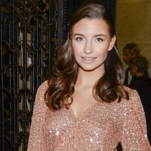 Julia Wieniawa drzemie na planie zdjęciowym. Oryginalnym zdjęciem podzieliła się sama aktorka!               