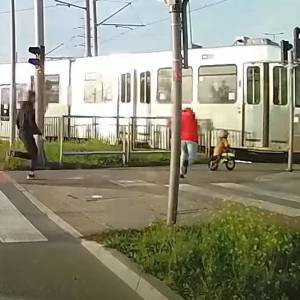 Dziecko na rowerku omal nie wjechało pod tramwaj! Szokujące nagranie z Gdańska [WIDEO]