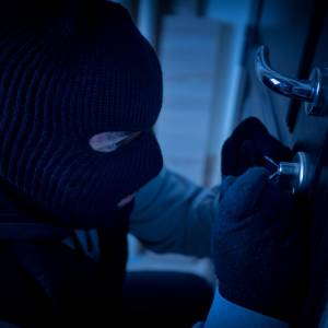 Nie daj się włamywaczom! Poznaj kilka sposób na skuteczne zabezpieczenie swojego domu. 