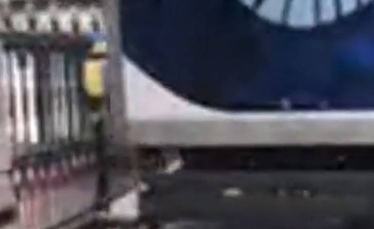 Irlandia. Ciężarówka zniszczyła bramę ambasady Rosji. W sieci pojawiło się nagranie [WIDEO]