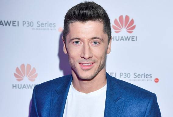 Robert Lewandowski pozuje w łóżku z trofeami zdobytymi w 2020 roku. Z trudem je wszystkie zmieścił!