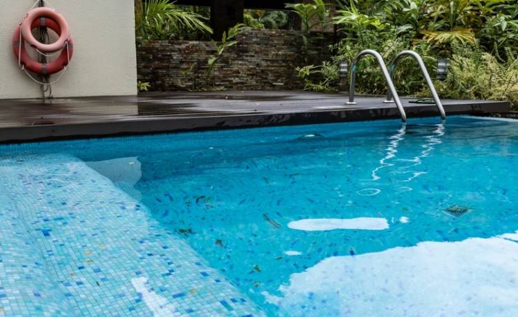 Pływając w basenie, niemal zginęła na oczach syna. Kobietę uratował 10-latek! Nagranie z akcji ratunkowej obiegło sieć [WIDEO]