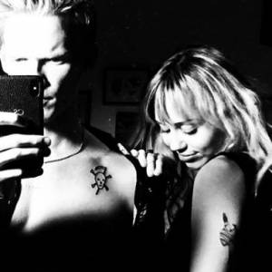 Miley Cyrus znów prowokuje! Szokujące zdjęcie z nowym chłopakiem oburzyło fanów